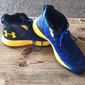 UNDER ARMOUR BOYS BASKETBALL SHOES